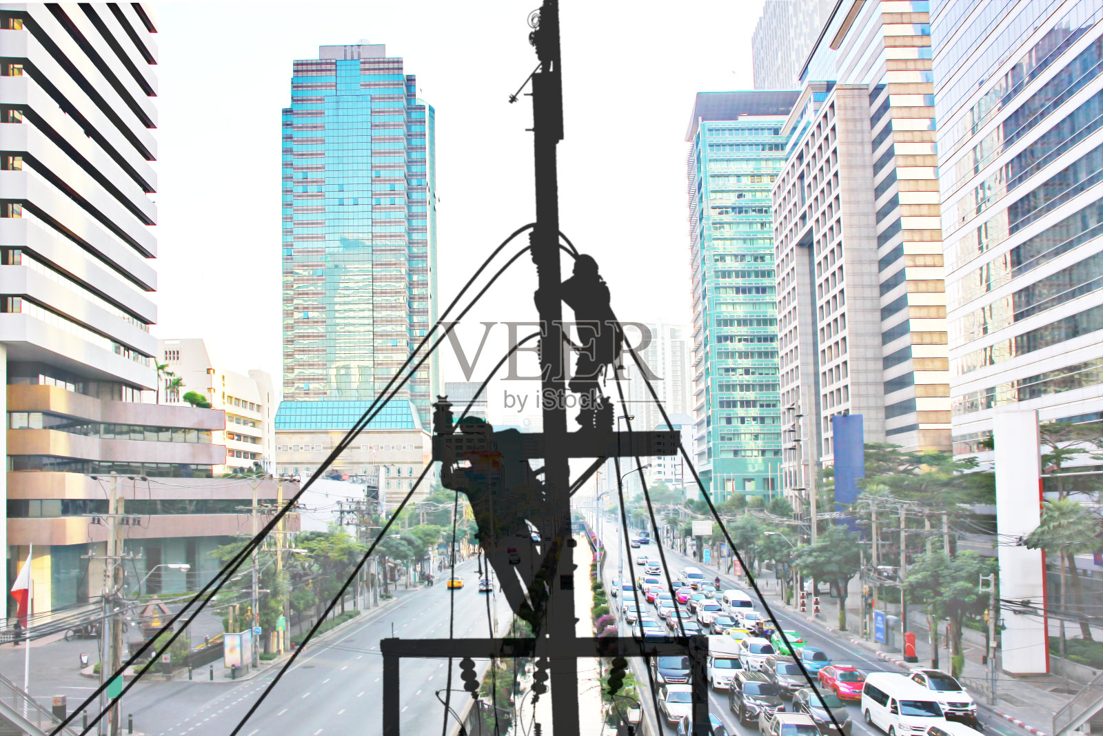 电工在电杆上工作的影子，建筑的蓝天背景照片摄影图片