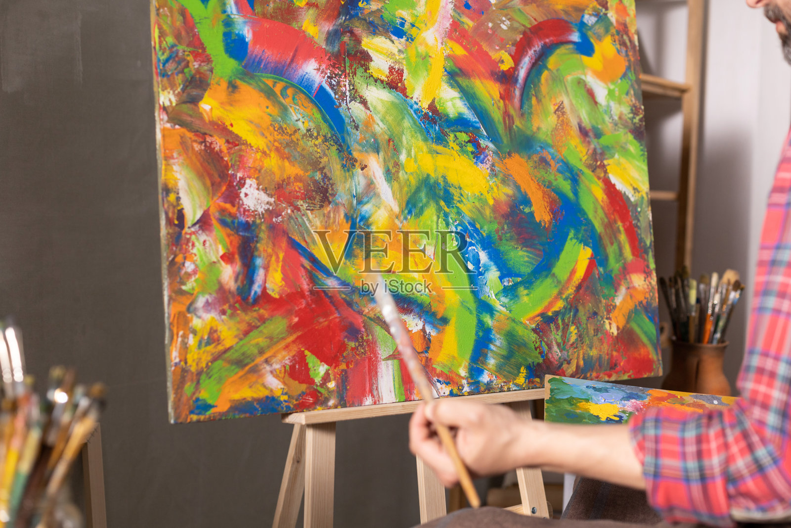 从事绘画工作的男艺术家。在创意工作室的艺术家画家照片摄影图片