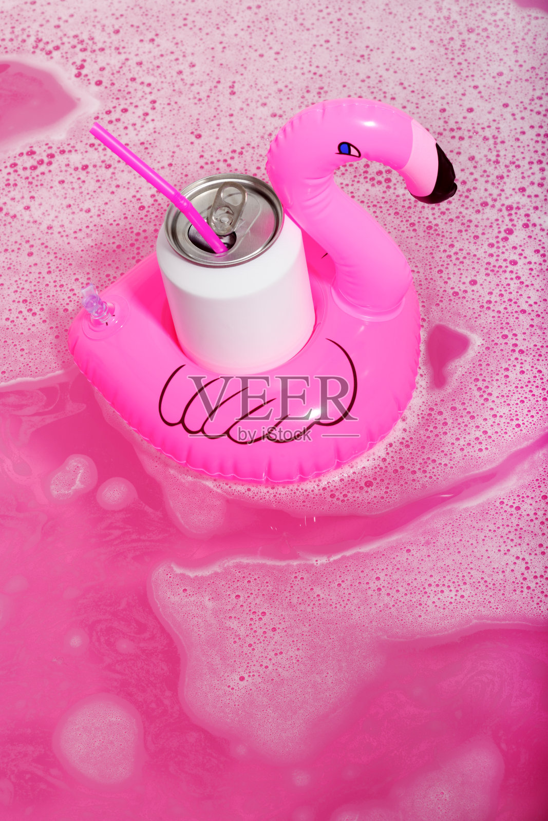 充气火烈鸟，白色的罐子照片摄影图片