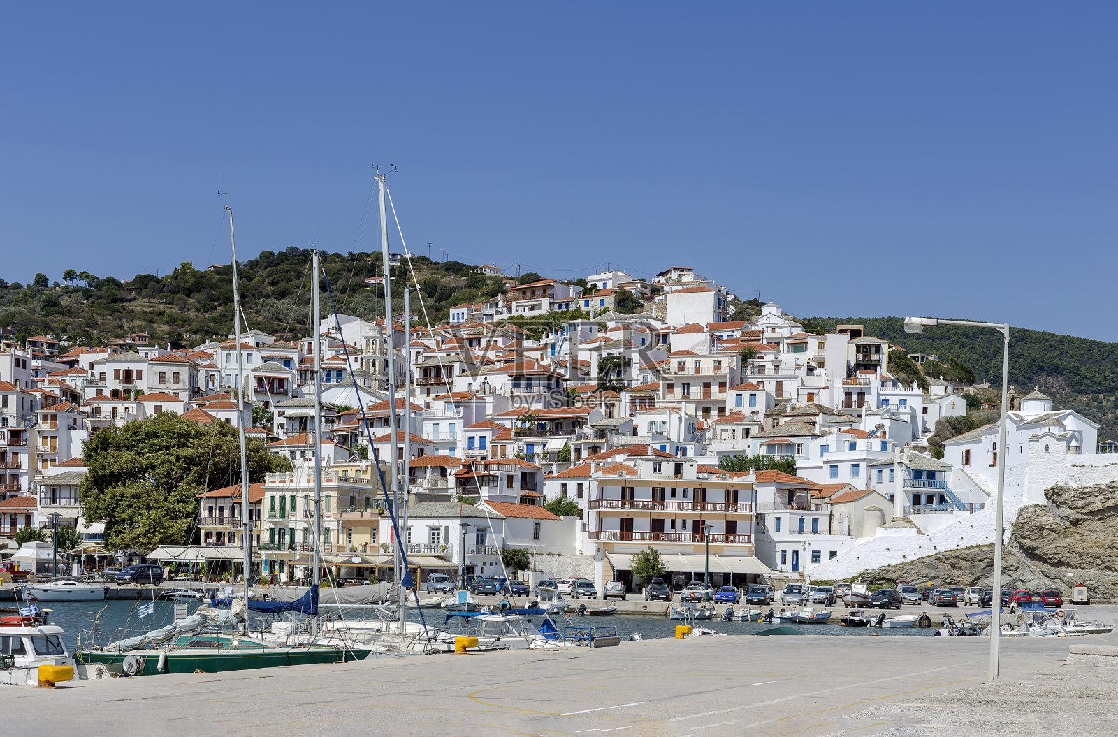 夏日，在斯科佩洛斯岛(希腊北部斯波德斯)的堤岸上照片摄影图片