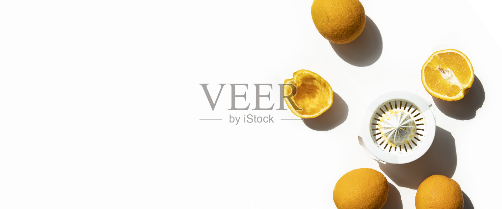 在白色背景上制作新鲜果汁的橙子和手碗。俯视图，平铺。横幅照片摄影图片