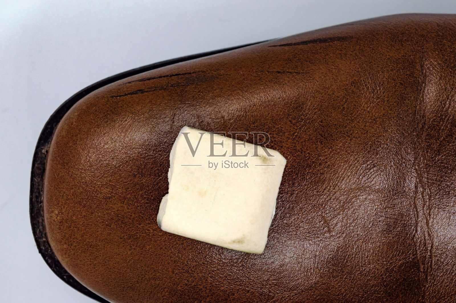 棕色男士鞋和橡皮擦。用橡胶清洗鞋上的黑色条纹照片摄影图片