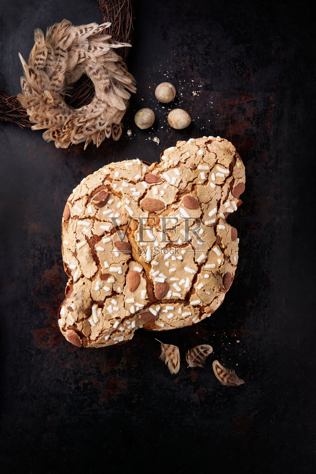 Colomba Pasquale，意大利复活节鸽子甜面包Colomba di Pasqua在黑暗的表面。有选择性的重点。空间的文本。照片摄影图片