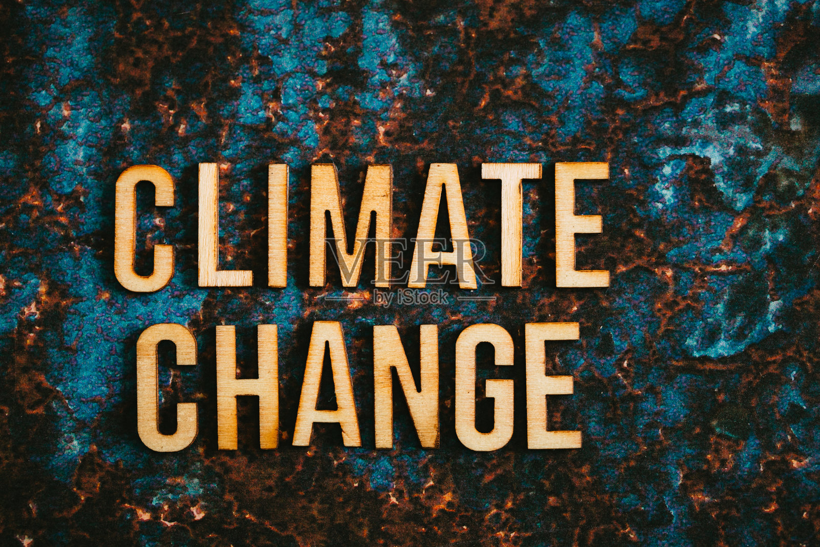 木制字母在纹理背景上拼写“气候变化”照片摄影图片