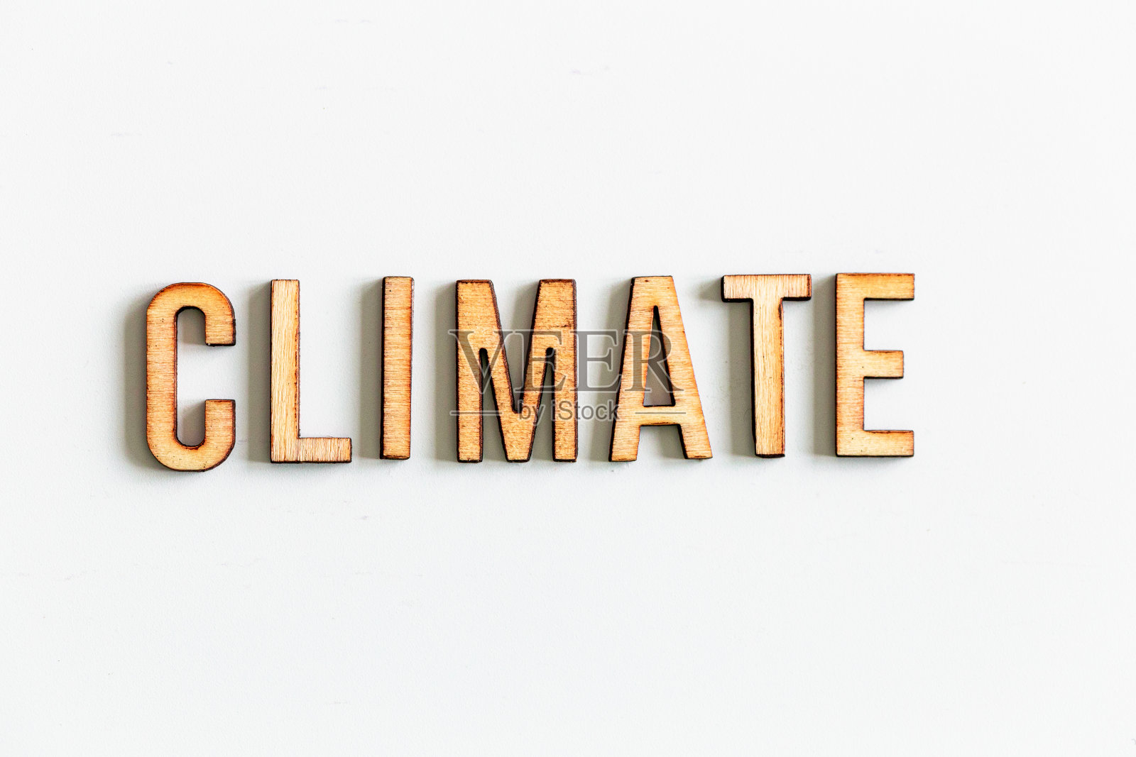 白底木制字母拼出“气候”照片摄影图片