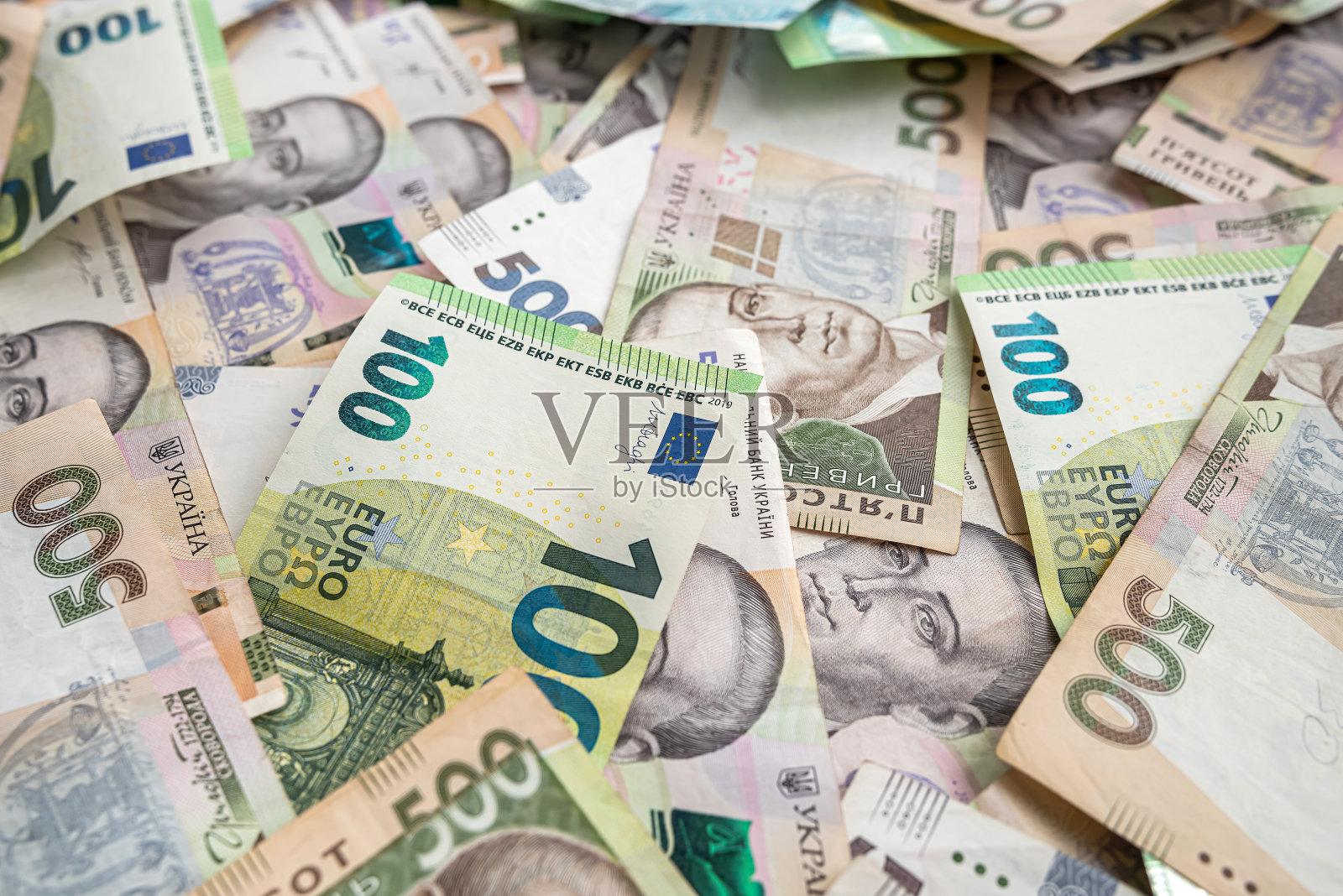 俯视各种欧元和乌克兰格里夫纳钞票在一个宽敞的桌子上。照片摄影图片