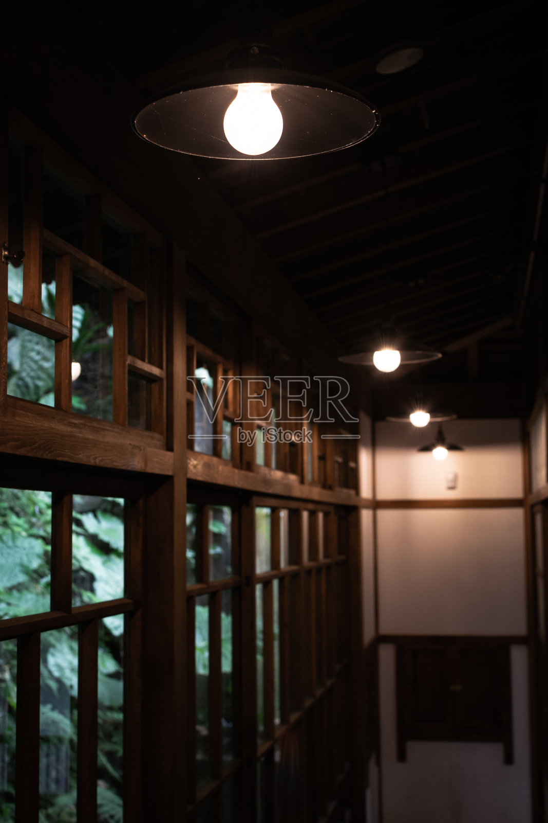 历史悠久的日本老房子走廊，与温暖的灯泡，背景失焦的目的，在基隆，台湾。照片摄影图片