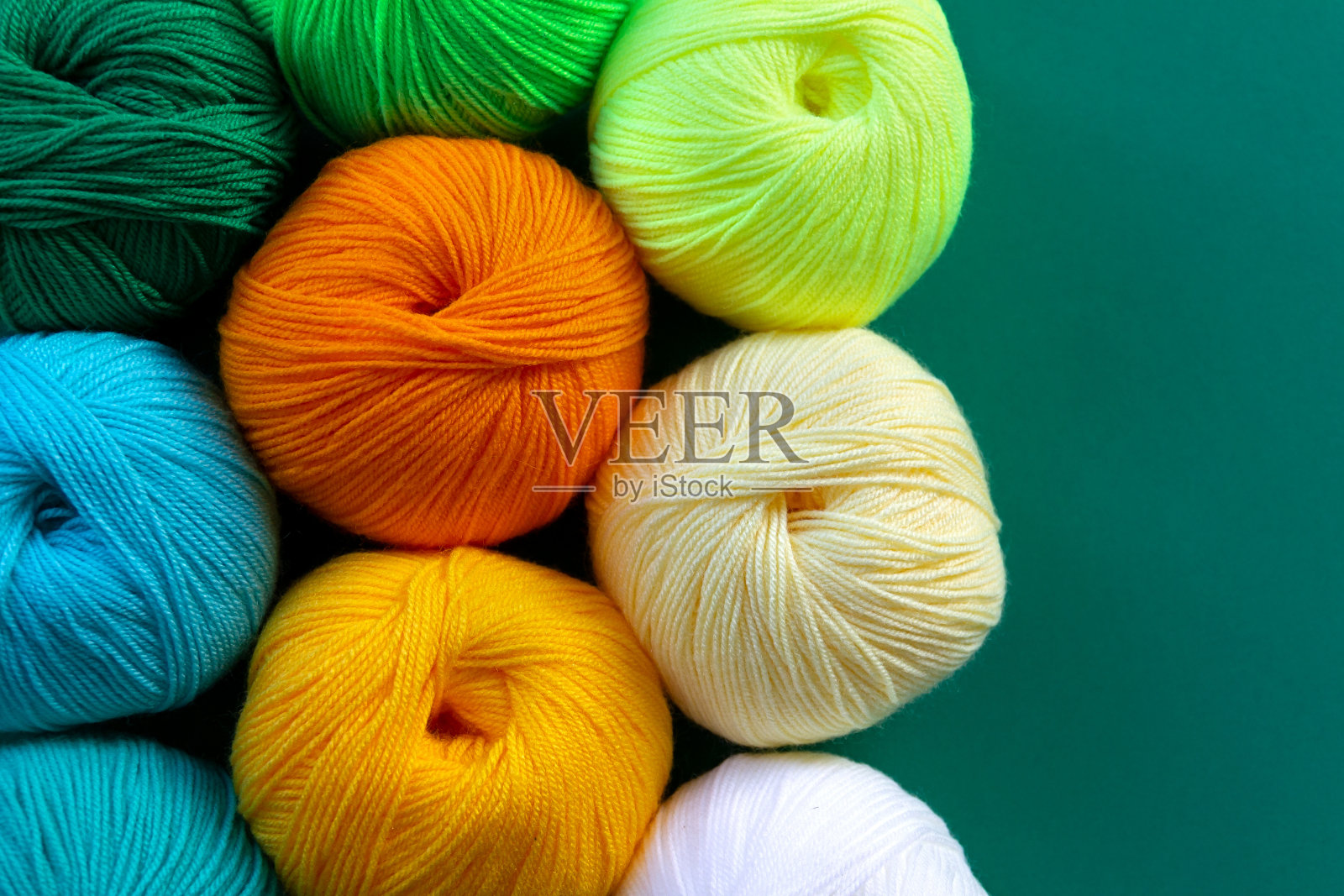 腈纶纱堆叠绞纱的背景图。纺织工业。照片摄影图片