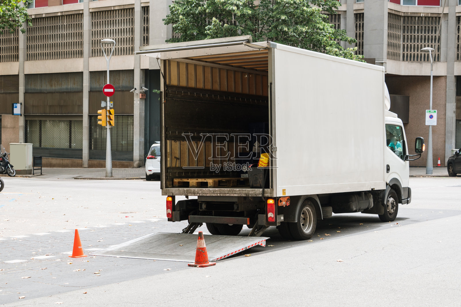 城市里的送货卡车照片摄影图片