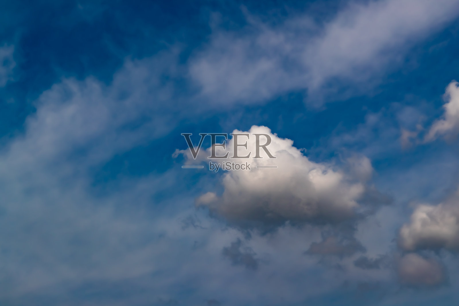 白云和明亮的蓝天背景照片摄影图片