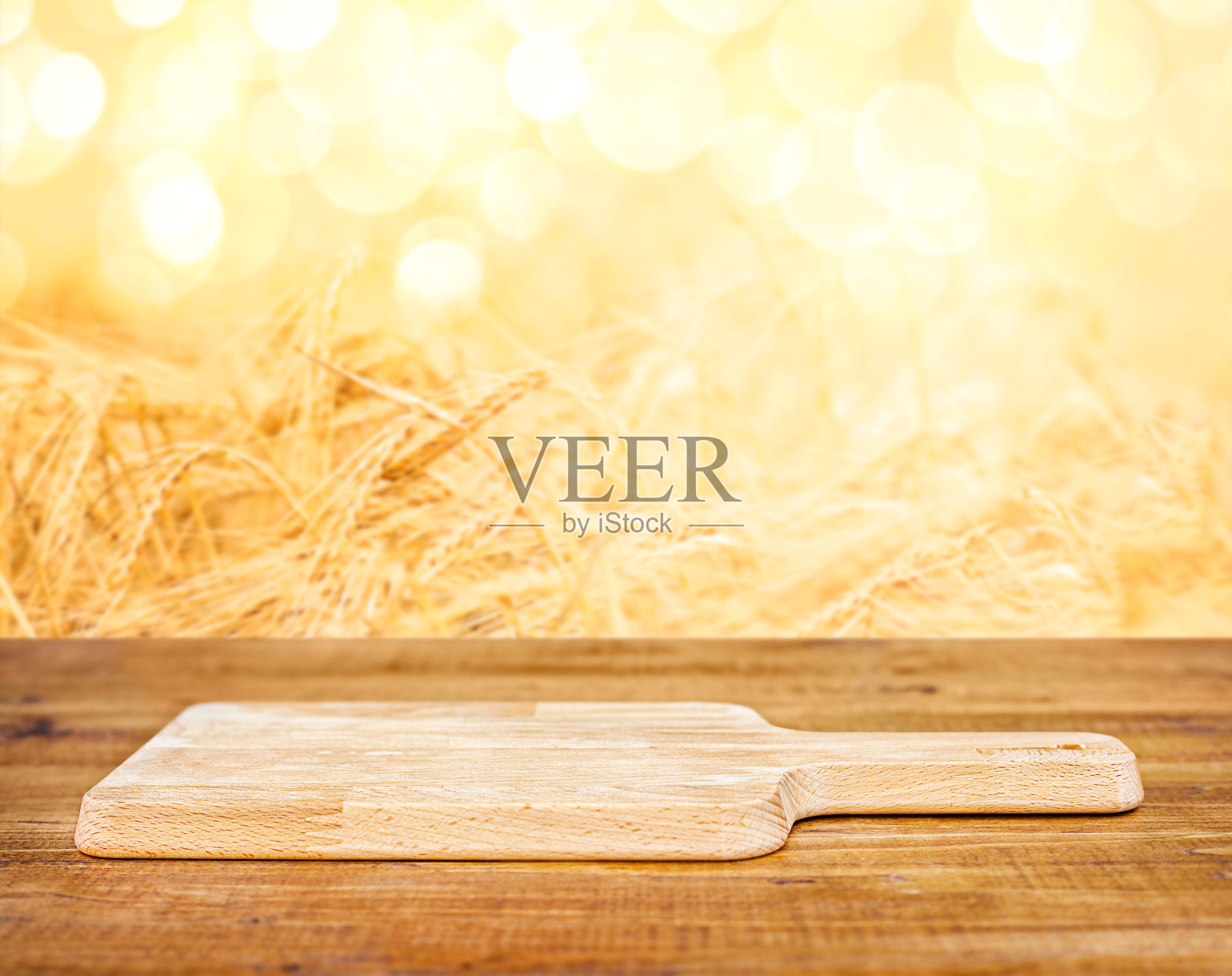 砧板放在木桌上，背景是小穗照片摄影图片