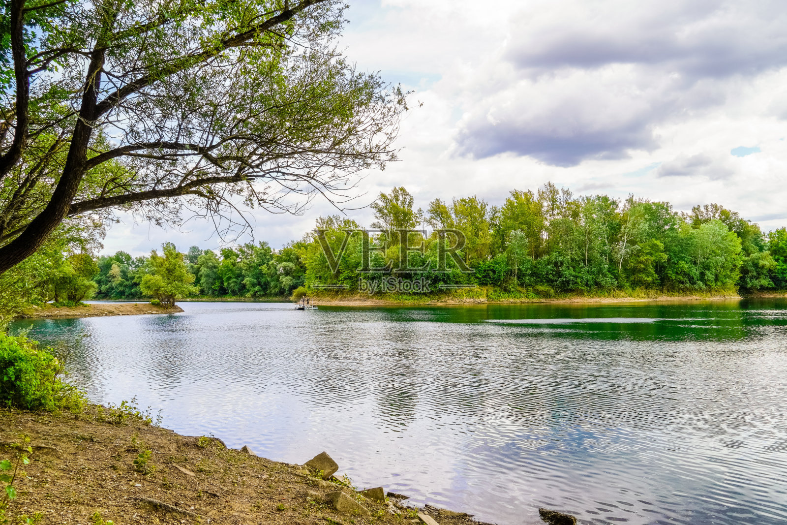 在布鲁尔附近见。湖与周围的自然在Baden-Württemberg。照片摄影图片