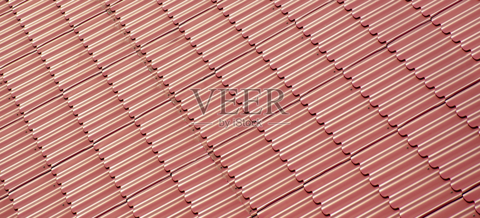 红色锌质感墙面金属地板。红瓦屋顶地板背景照片摄影图片