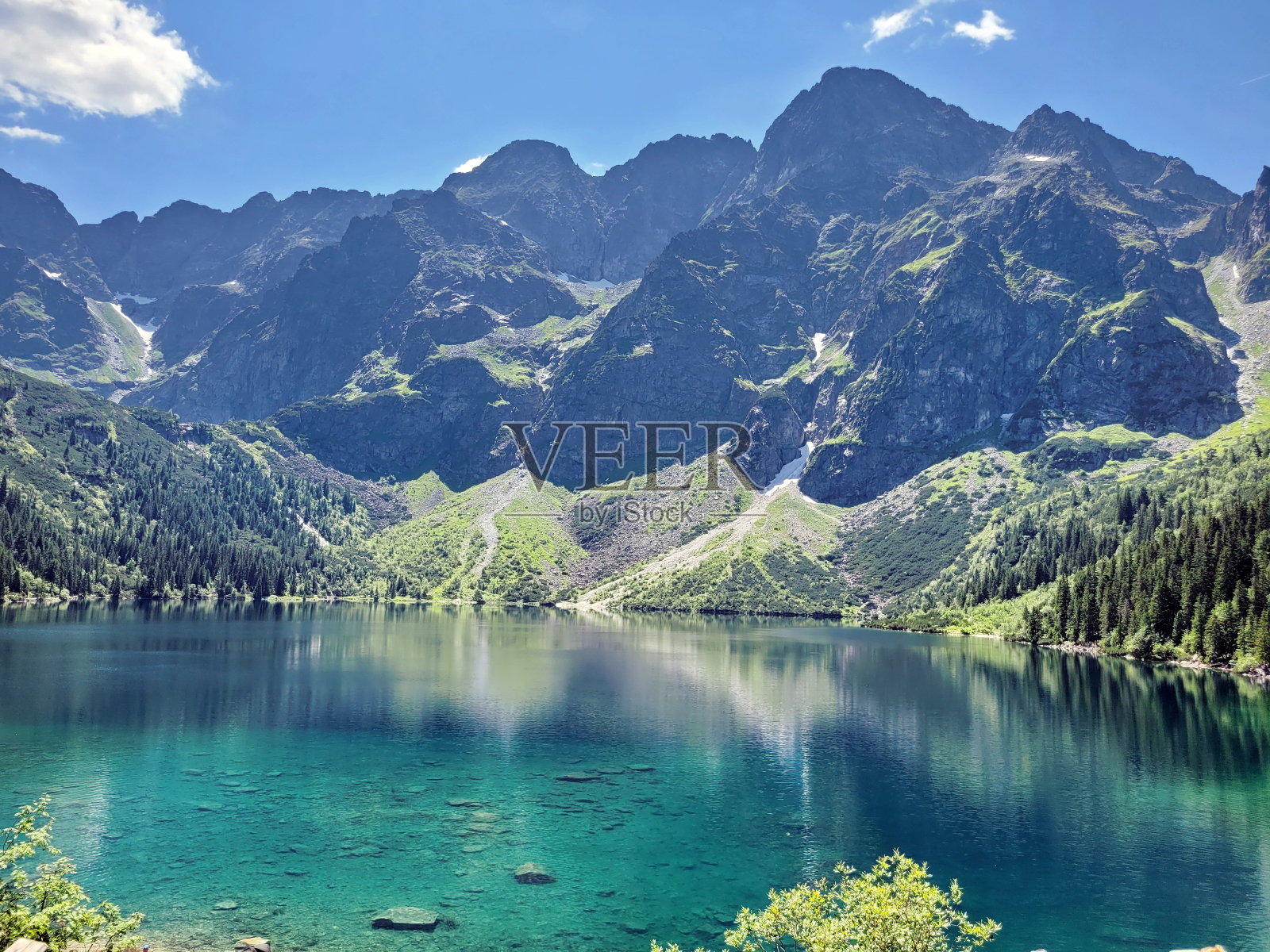 在微雾中的山脉非常美丽的景色，看起来是蓝色的，最大和最深的山湖呈蓝绿色——波兰扎科帕内的莫斯基奥科湖照片摄影图片