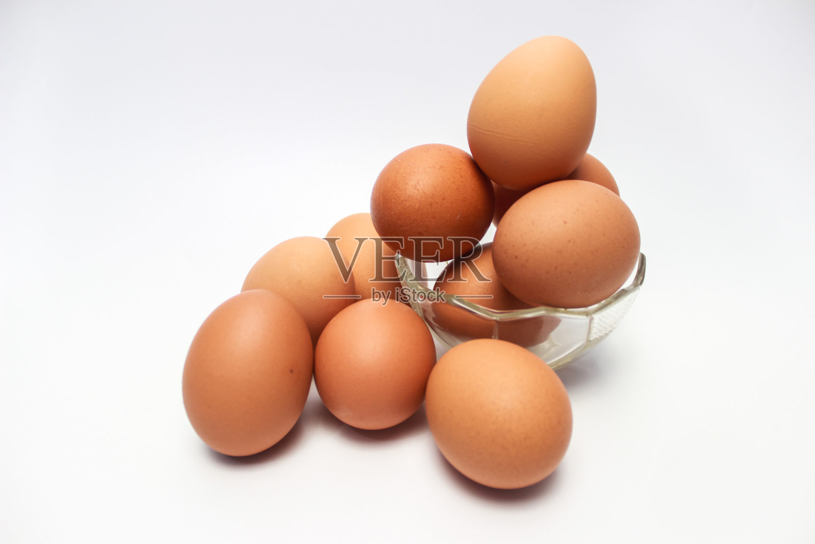 白色背景下新鲜生鸡蛋的特写照片摄影图片