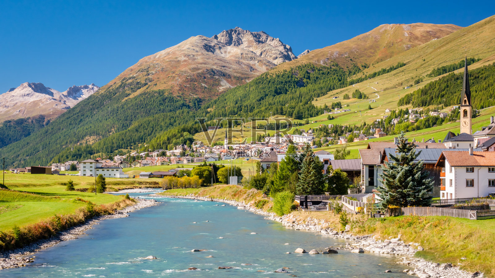 上恩加丁山谷的S-Chanf村(瑞士Grisons)照片摄影图片