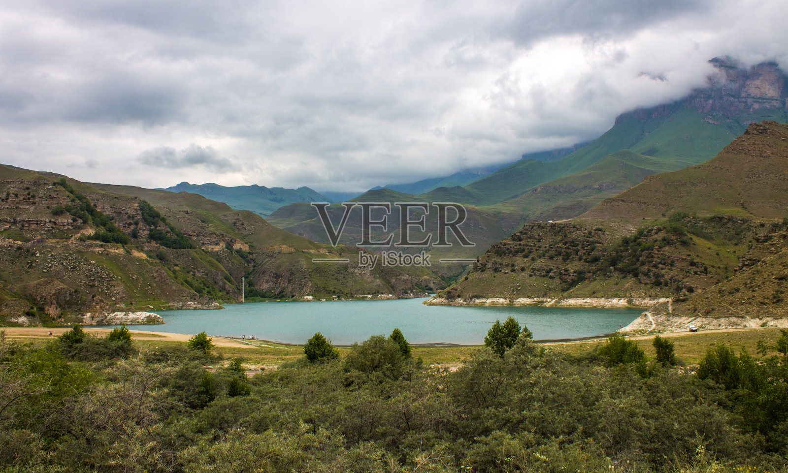 位于厄尔布鲁士地区的吉日吉特湖，碧绿的湖水环绕在群山和丘陵之间照片摄影图片