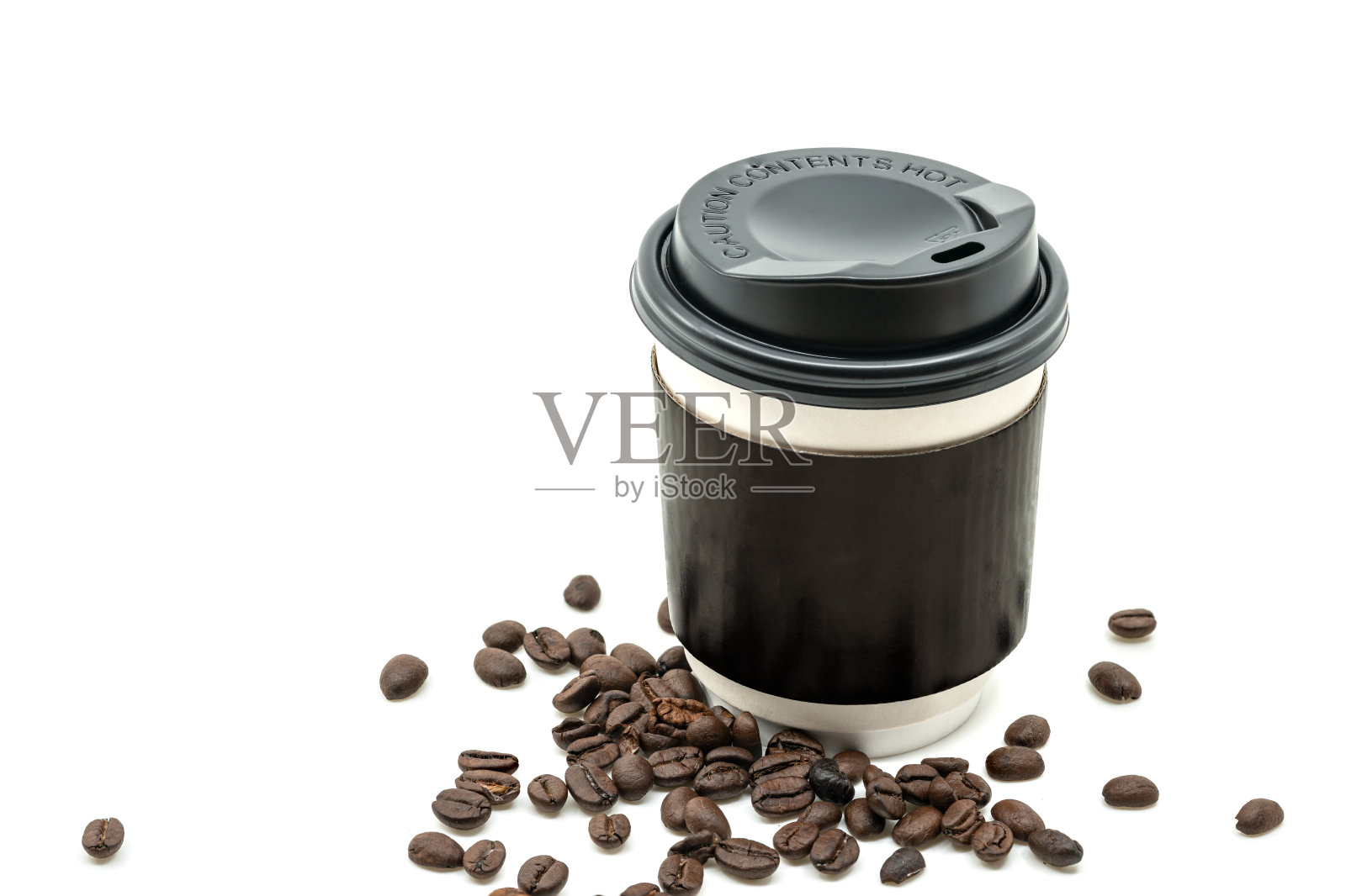 取一只热咖啡杯，黑色的杯盖和黑色的杯纸托，咖啡豆铺在靠近杯子的地方。杯子上留有设计空间。孤立在白色背景。照片摄影图片