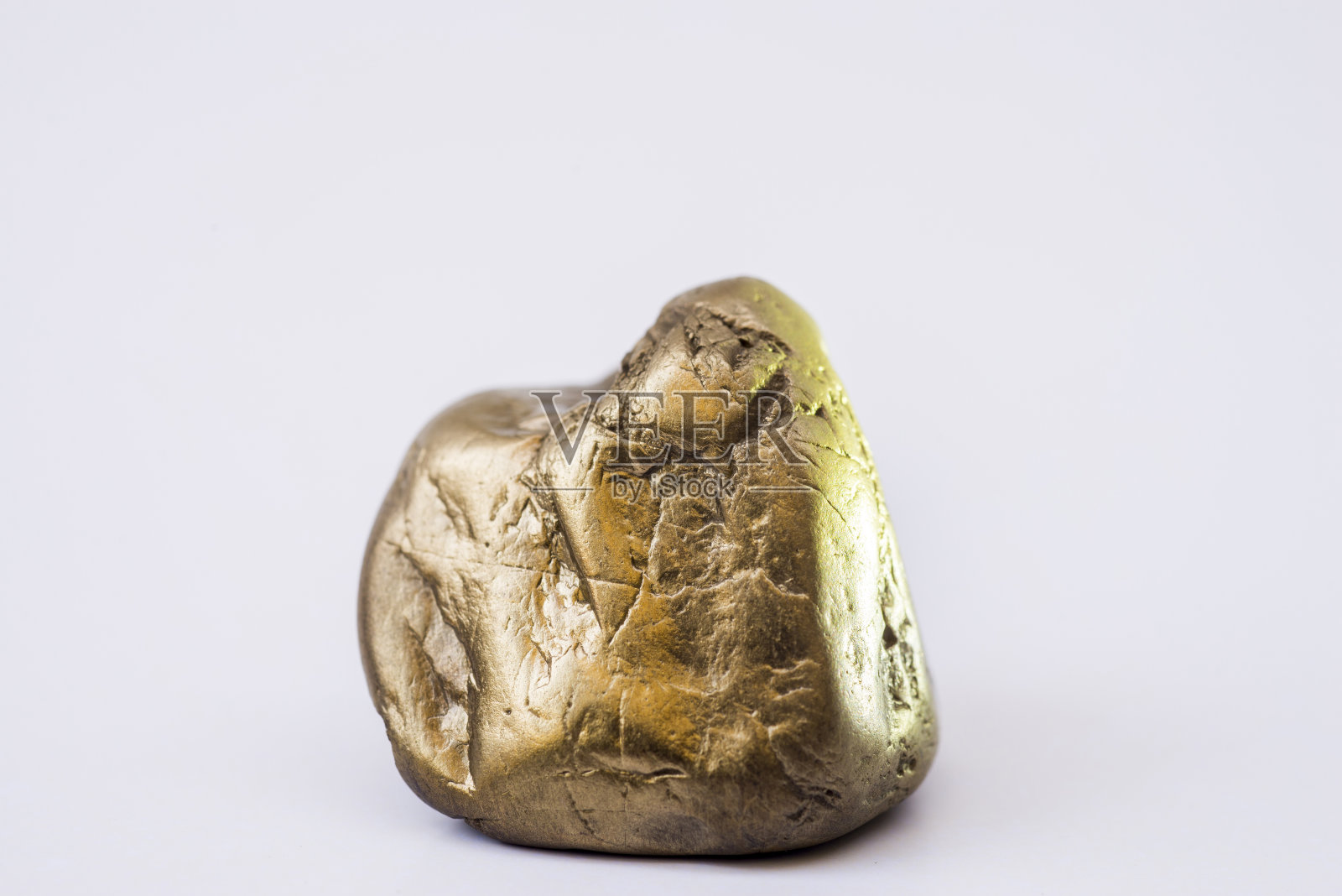 金色的石头在白色的背景上自然的形状照片摄影图片