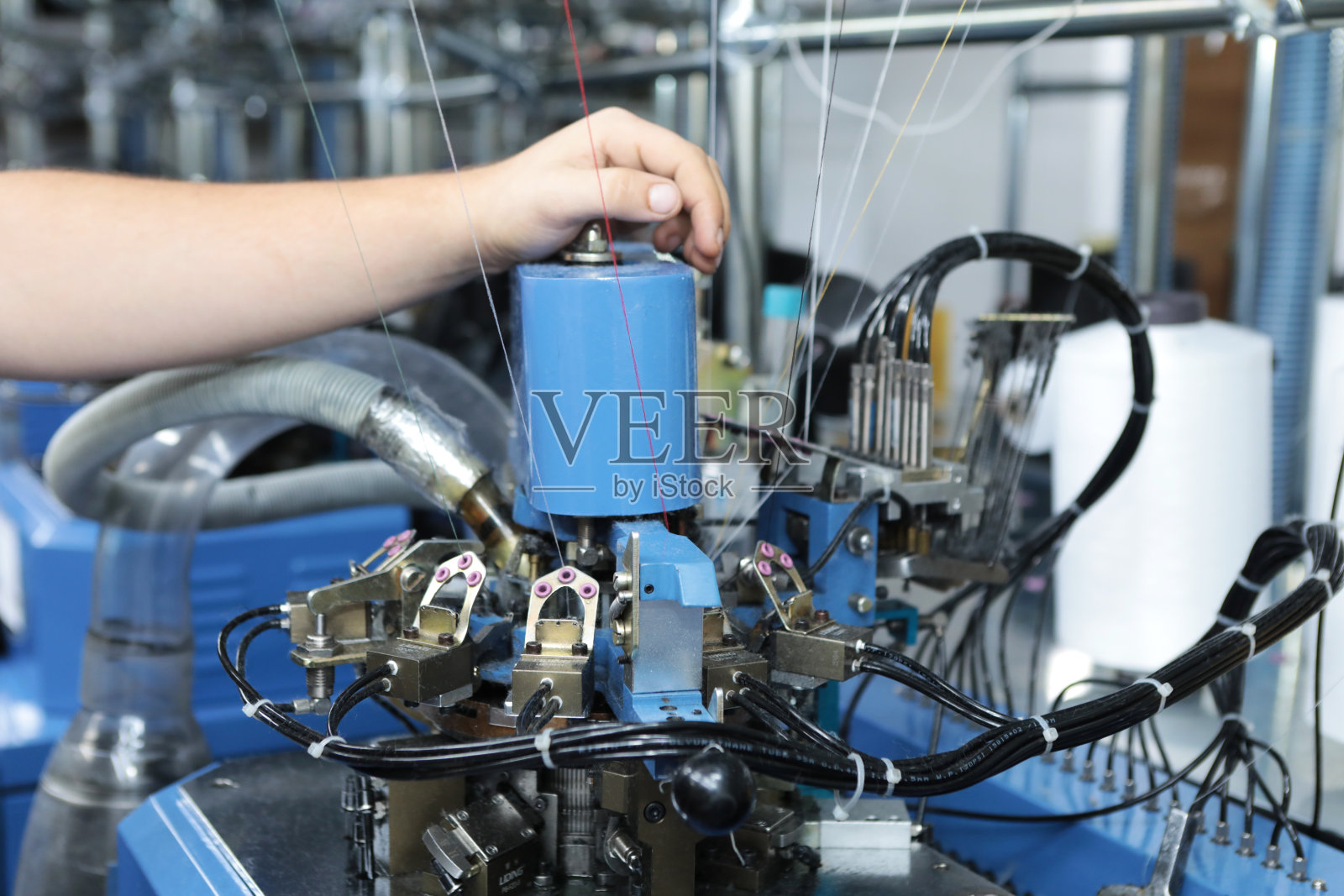 为生产袜子的工业企业。大量生产袜子。很多现代科技。照片摄影图片