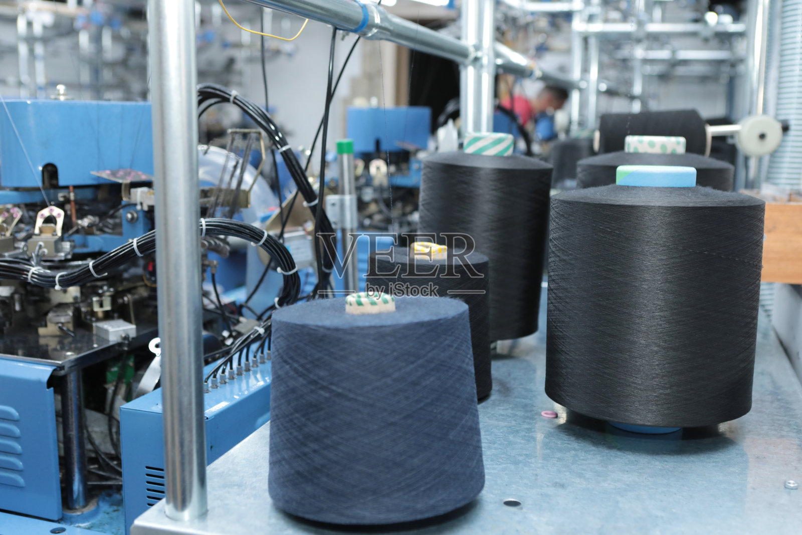 为生产袜子的工业企业。大量生产袜子。很多现代科技。照片摄影图片