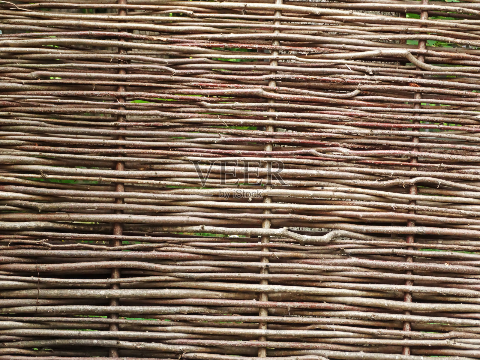 篱笆柳条由藤蔓、纹理、背景组成。柳条葡萄树篱笆。编织藤蔓纹理浮雕背景。有机编织柳条篱笆照片摄影图片