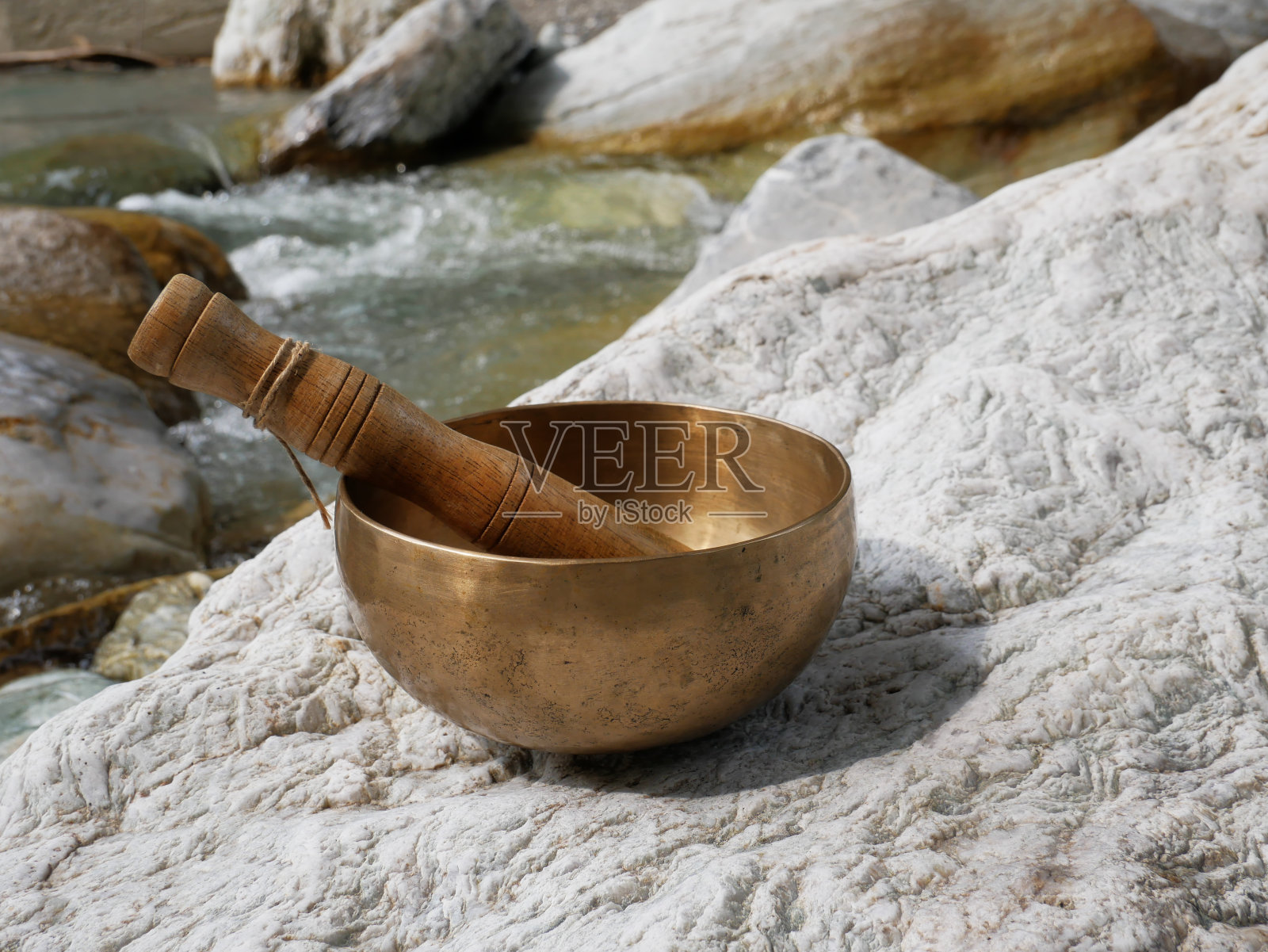 唱着歌的碗，背景是激流照片摄影图片