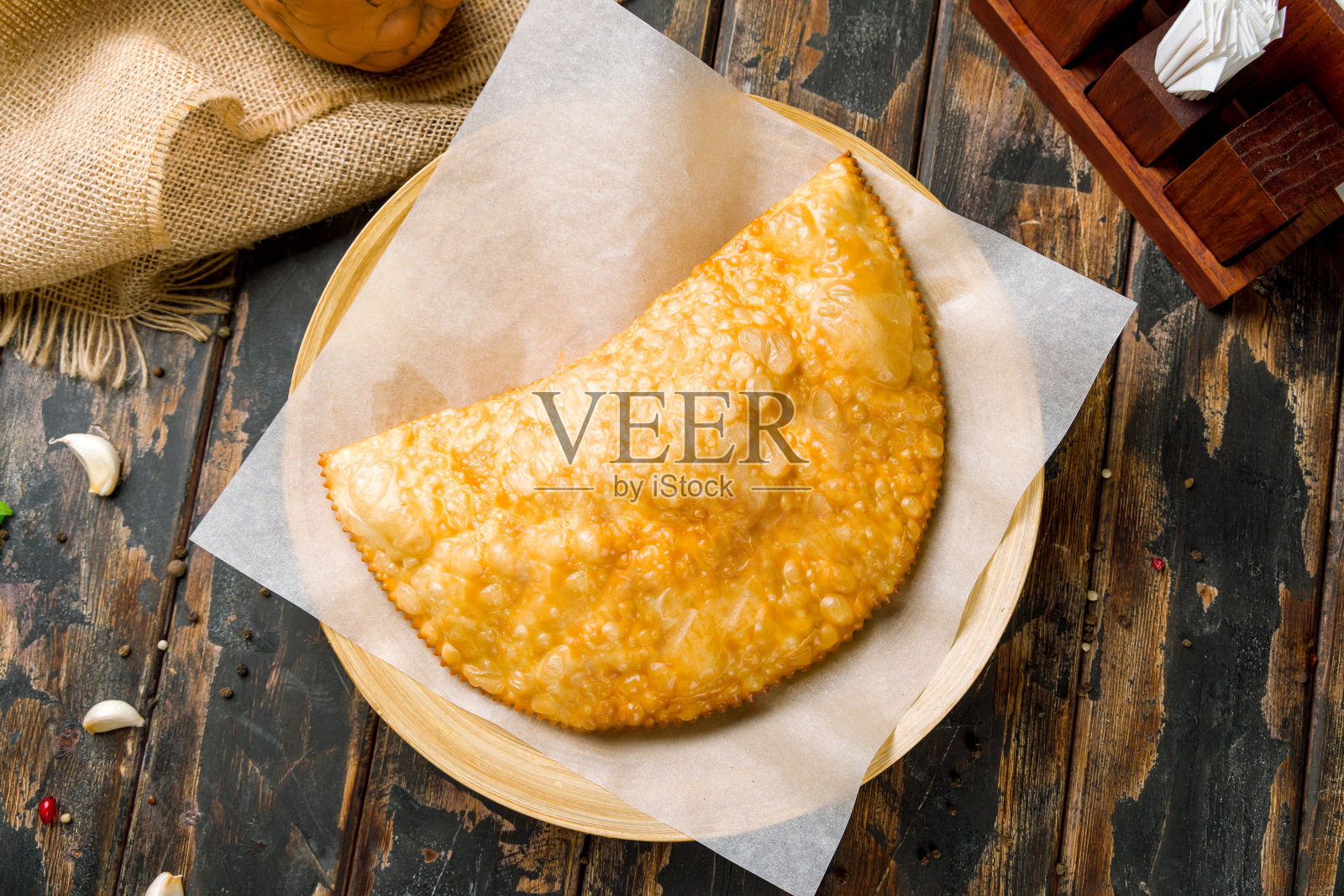 大的黄金cheburek在旧木桌上俯瞰视图照片摄影图片