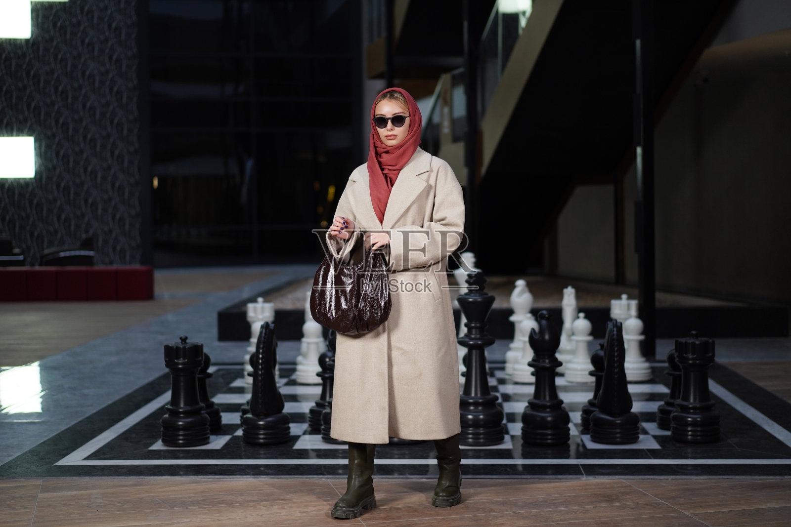 戴红色头巾的女人肖像照片摄影图片