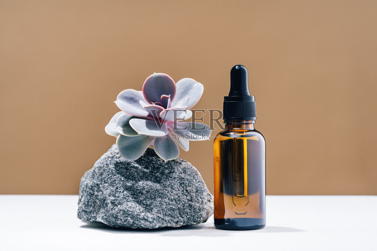 天然药物或香精油概念瓶滴管照片摄影图片