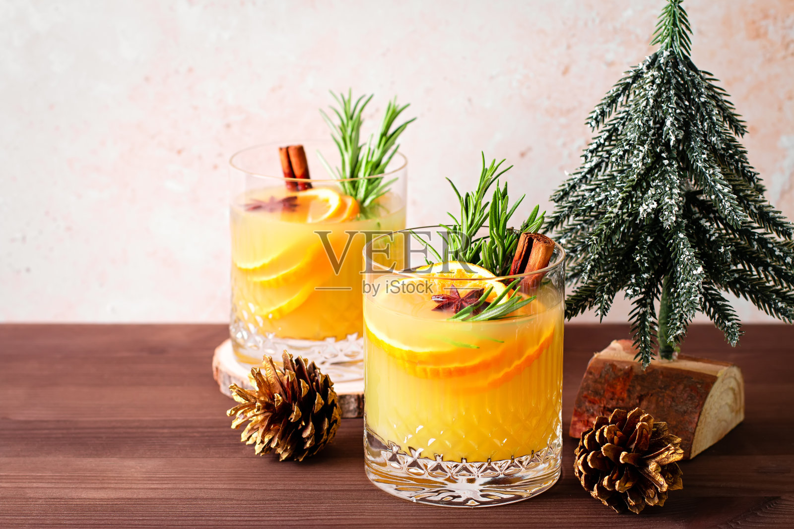 冬日暖身的波旁鸡尾酒搭配橘子，肉桂和迷迭香照片摄影图片