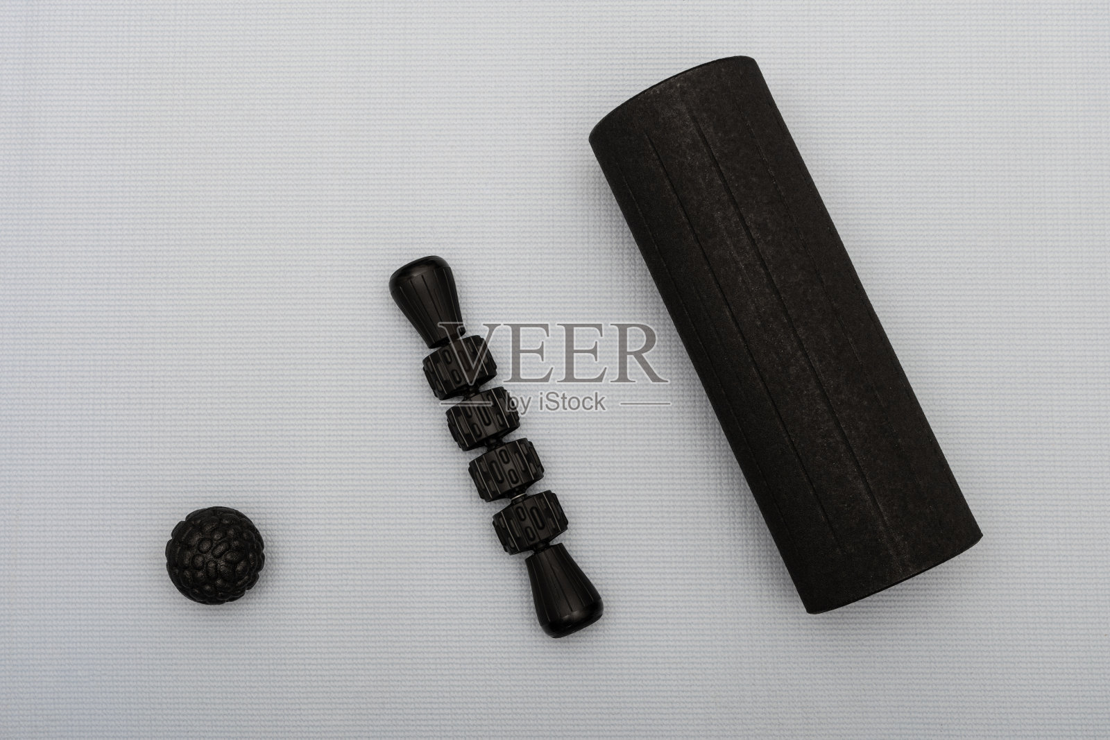 白色的运动垫子上放着瑜伽器材照片摄影图片