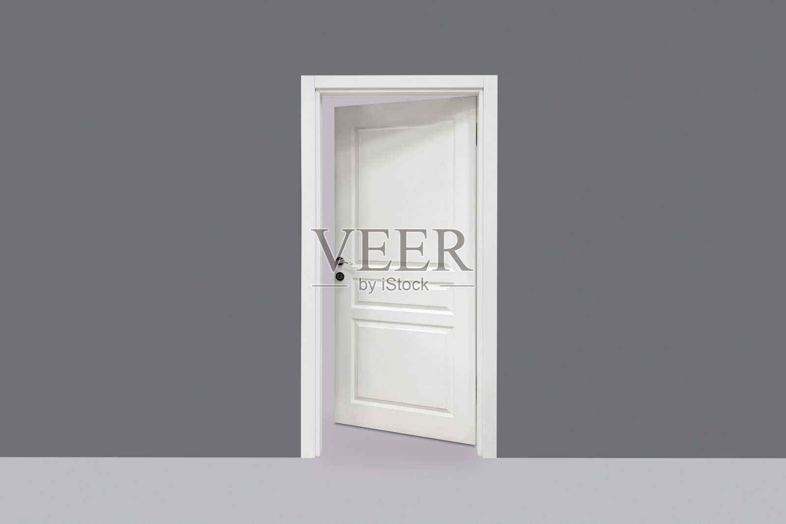 打开有墙壁和地板的空房间的门照片摄影图片