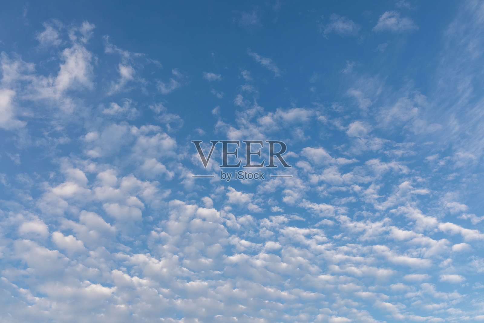 蓝色的天空背景和微小的晨云照片摄影图片