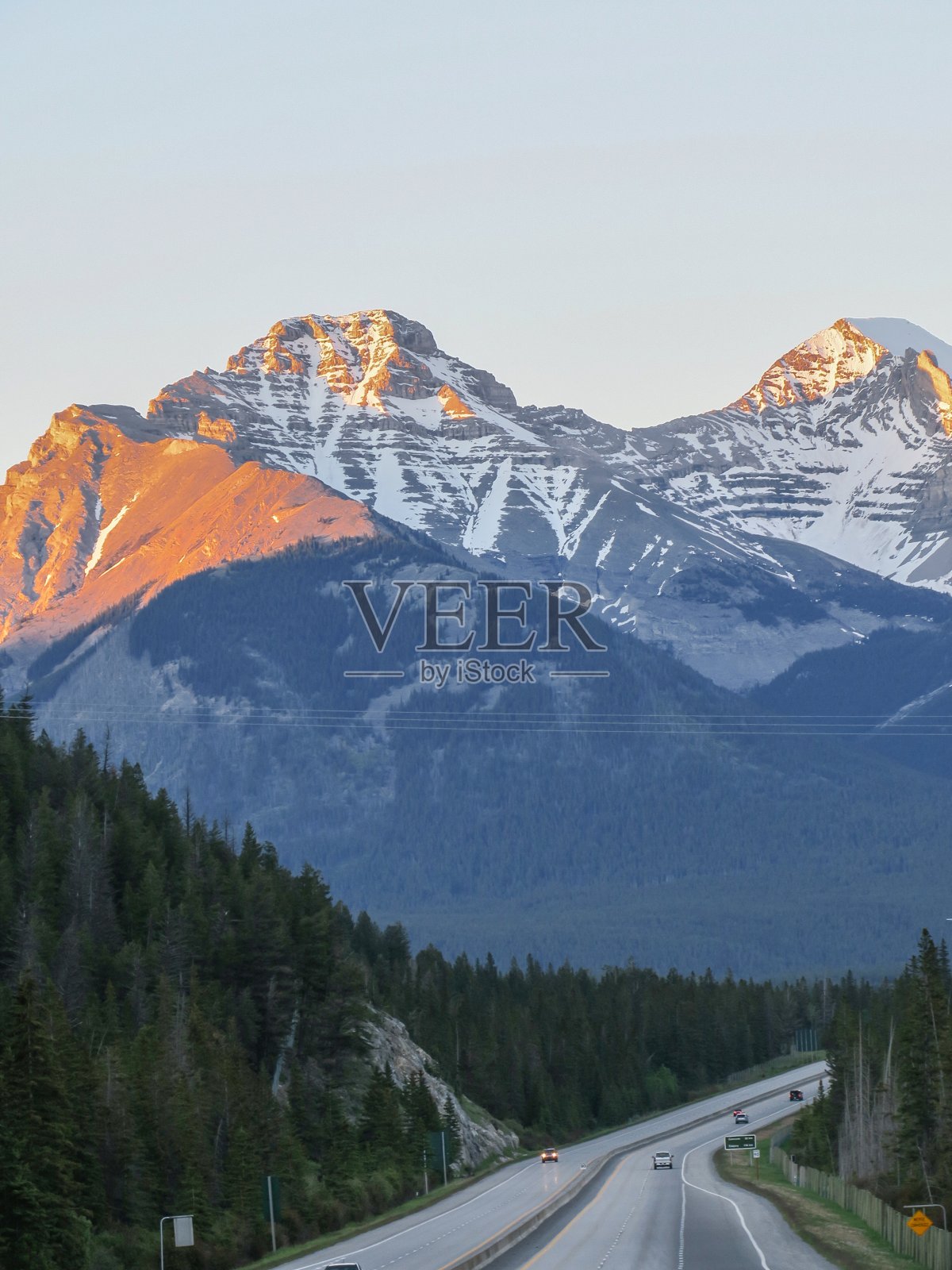 加拿大最风景优美的公路之旅，日落时分穿过落基山脉照片摄影图片