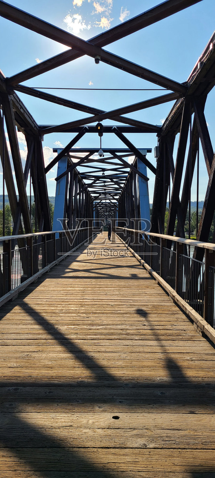 走在桥上照片摄影图片