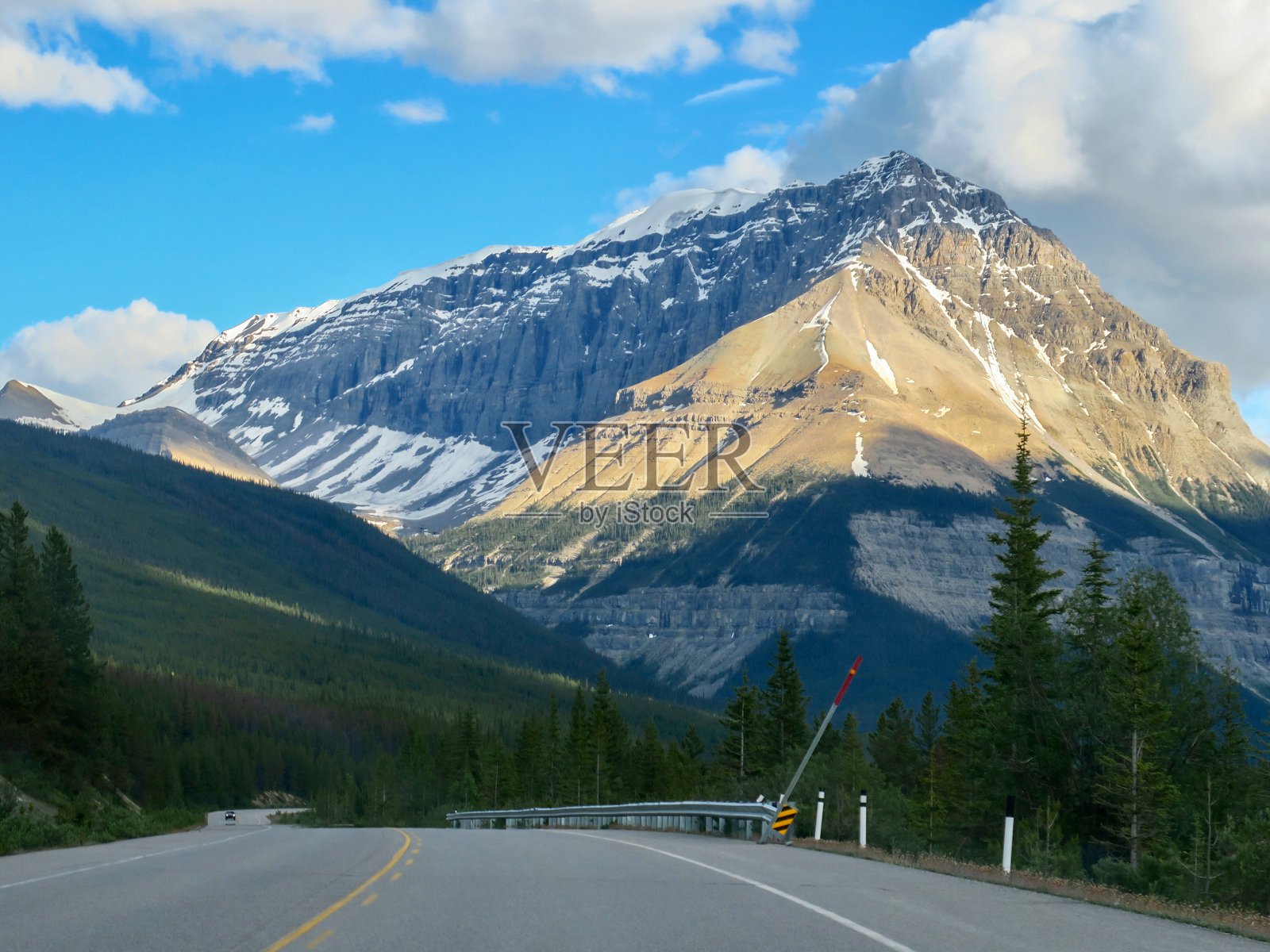在黄金时间穿过落基山脉的加拿大最风景优美的自驾游照片摄影图片