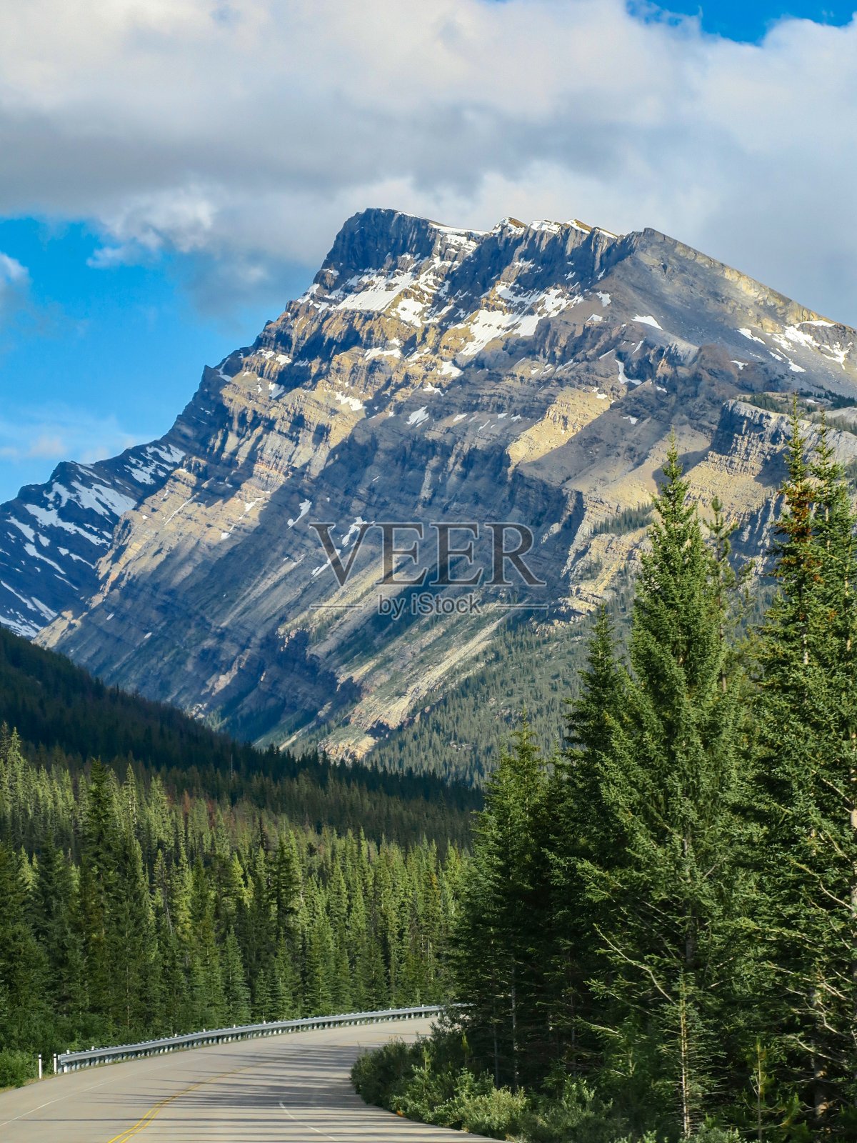 在黄金时间穿过落基山脉的加拿大最风景优美的自驾游照片摄影图片