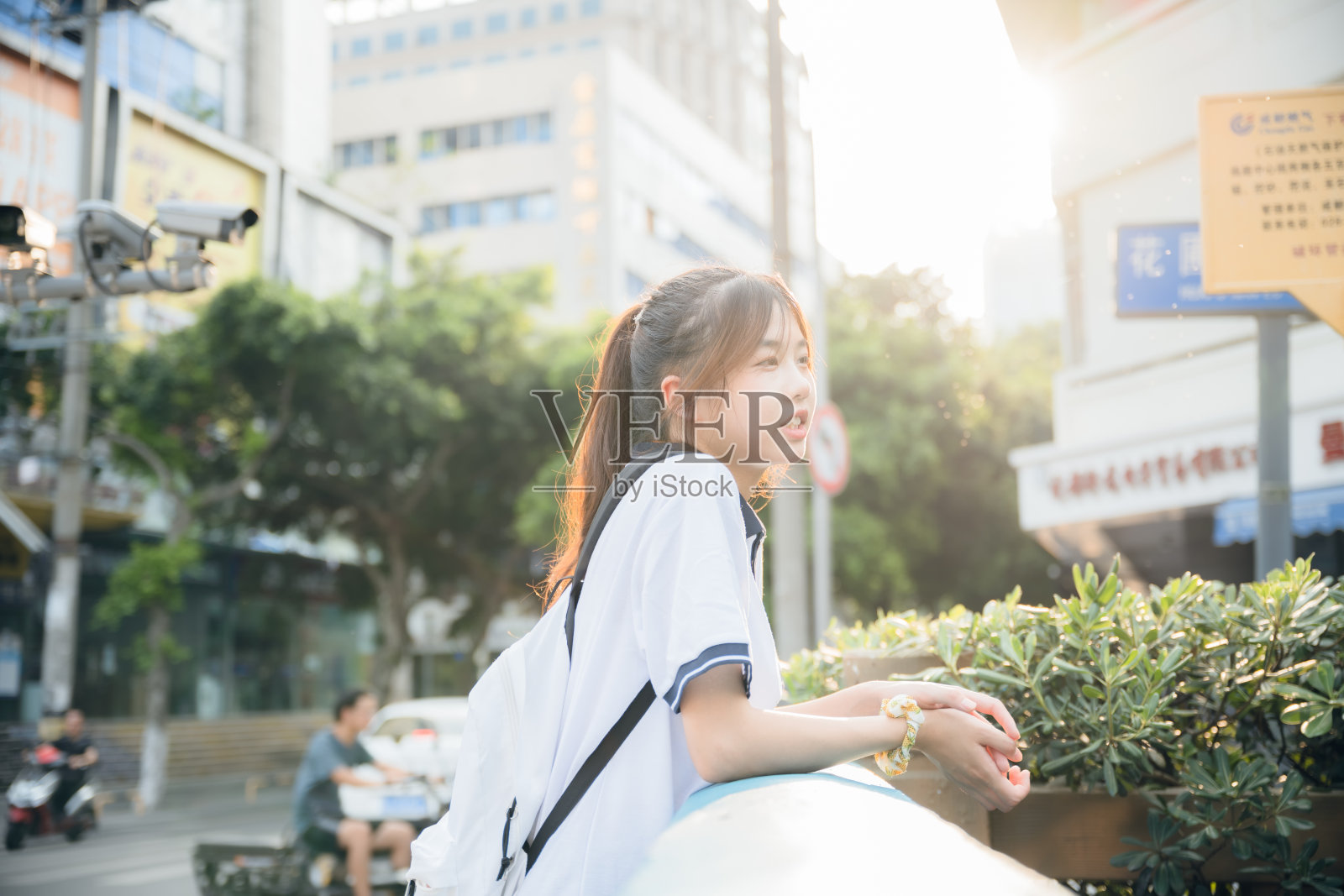 美丽的亚洲女孩黄昏回家照片摄影图片