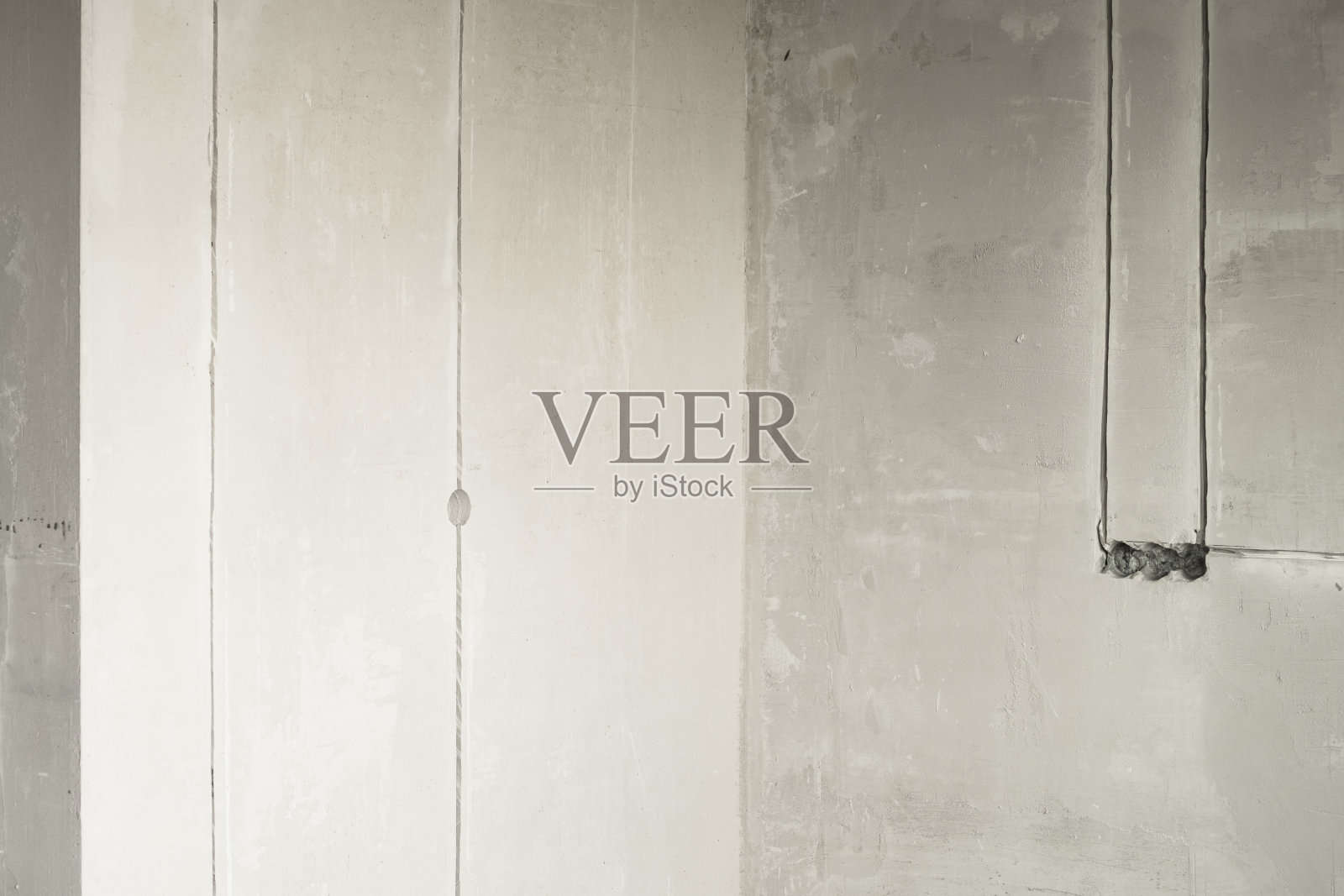 频闪线敷设电缆。线路维修和更换的概念。在房间的墙壁上抹上频闪灯，用于安装电线配件照片摄影图片