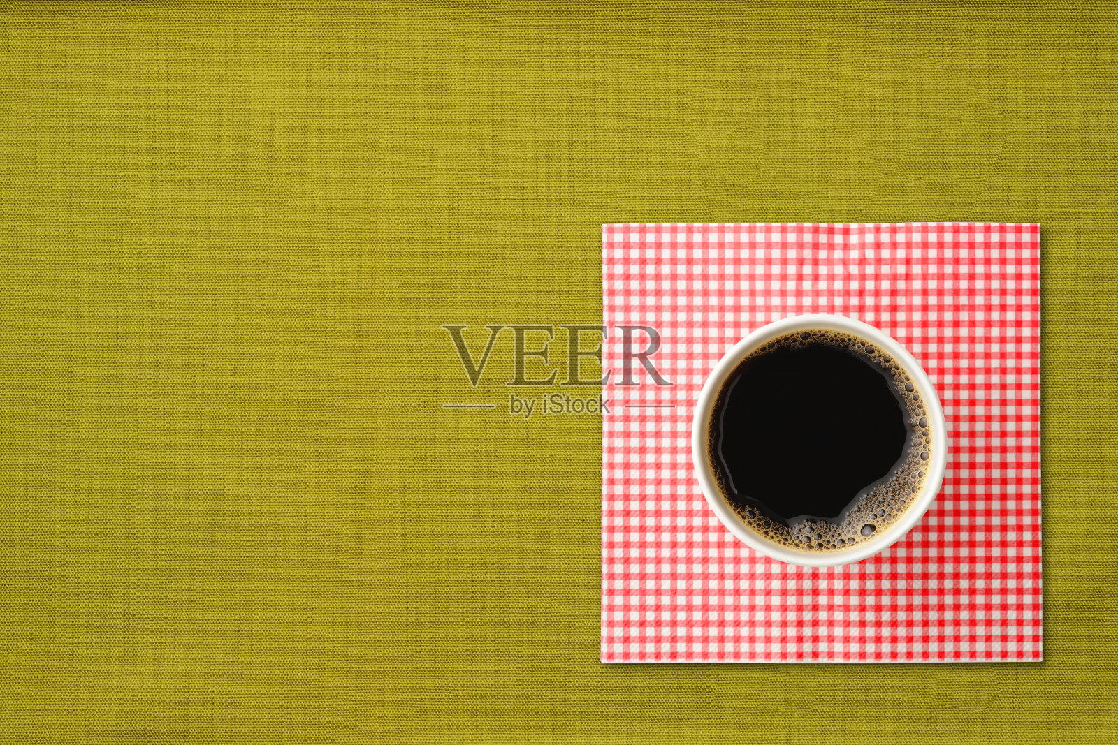 咖啡装在纸杯里，铺在绿色桌布上照片摄影图片