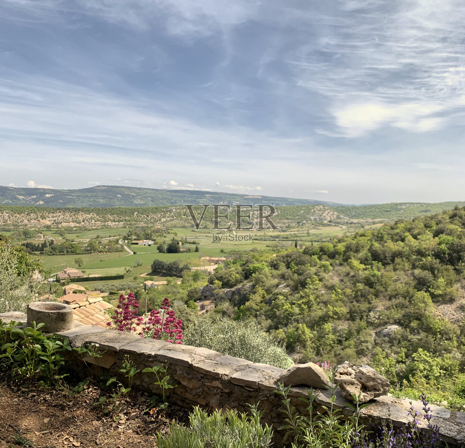 俯瞰下村远处的田野。照片摄影图片