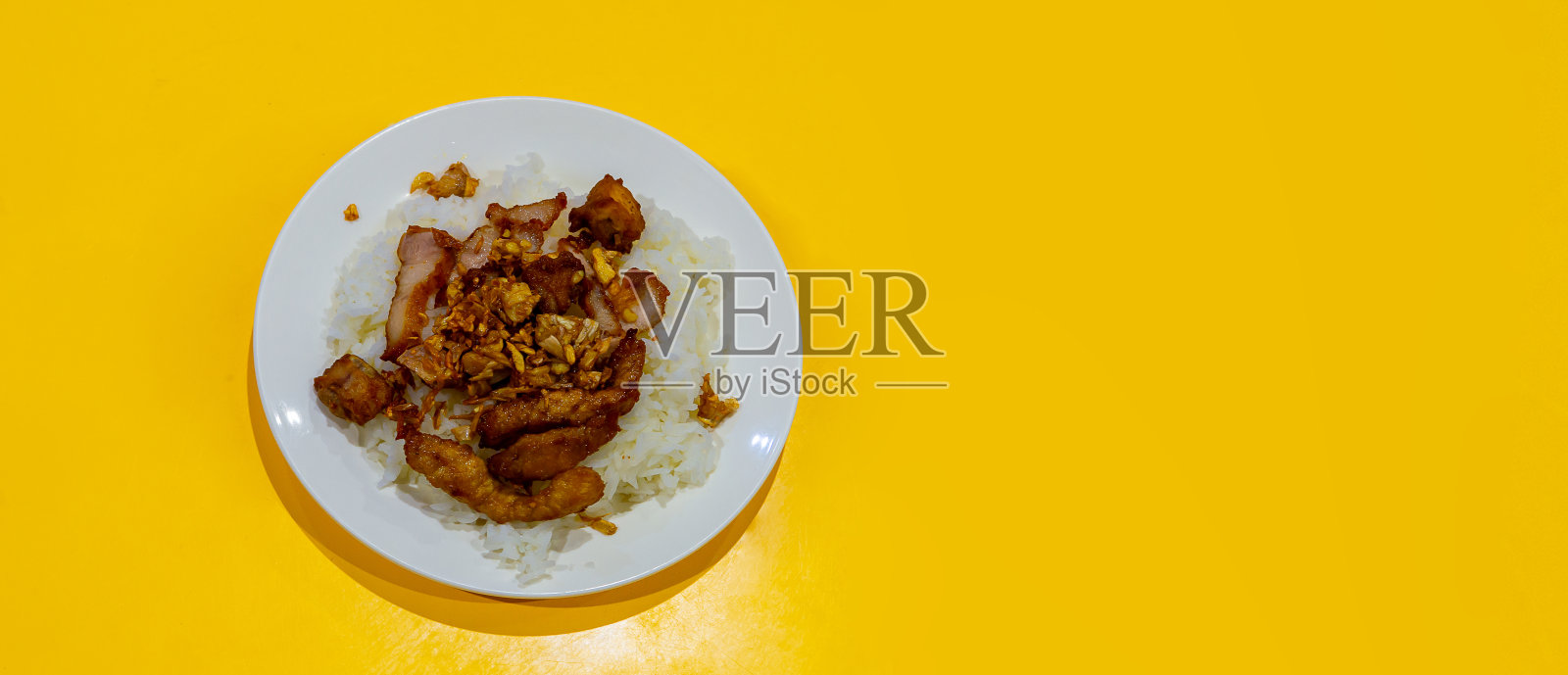 白盘黄底蒜炸五花肉，泰式照片摄影图片