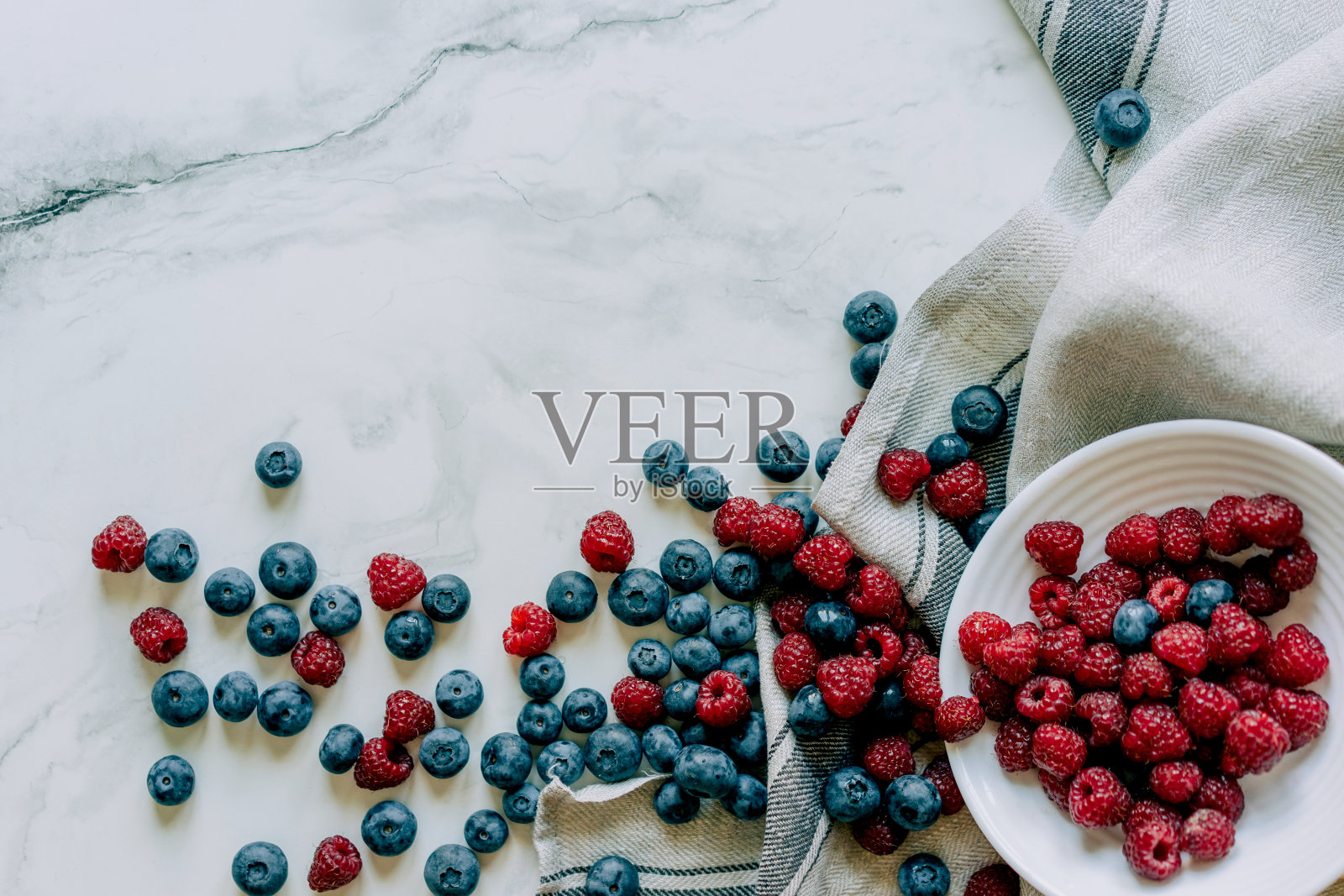 俯瞰成堆的新鲜和健康和浆果健康的大理石背景。照片摄影图片