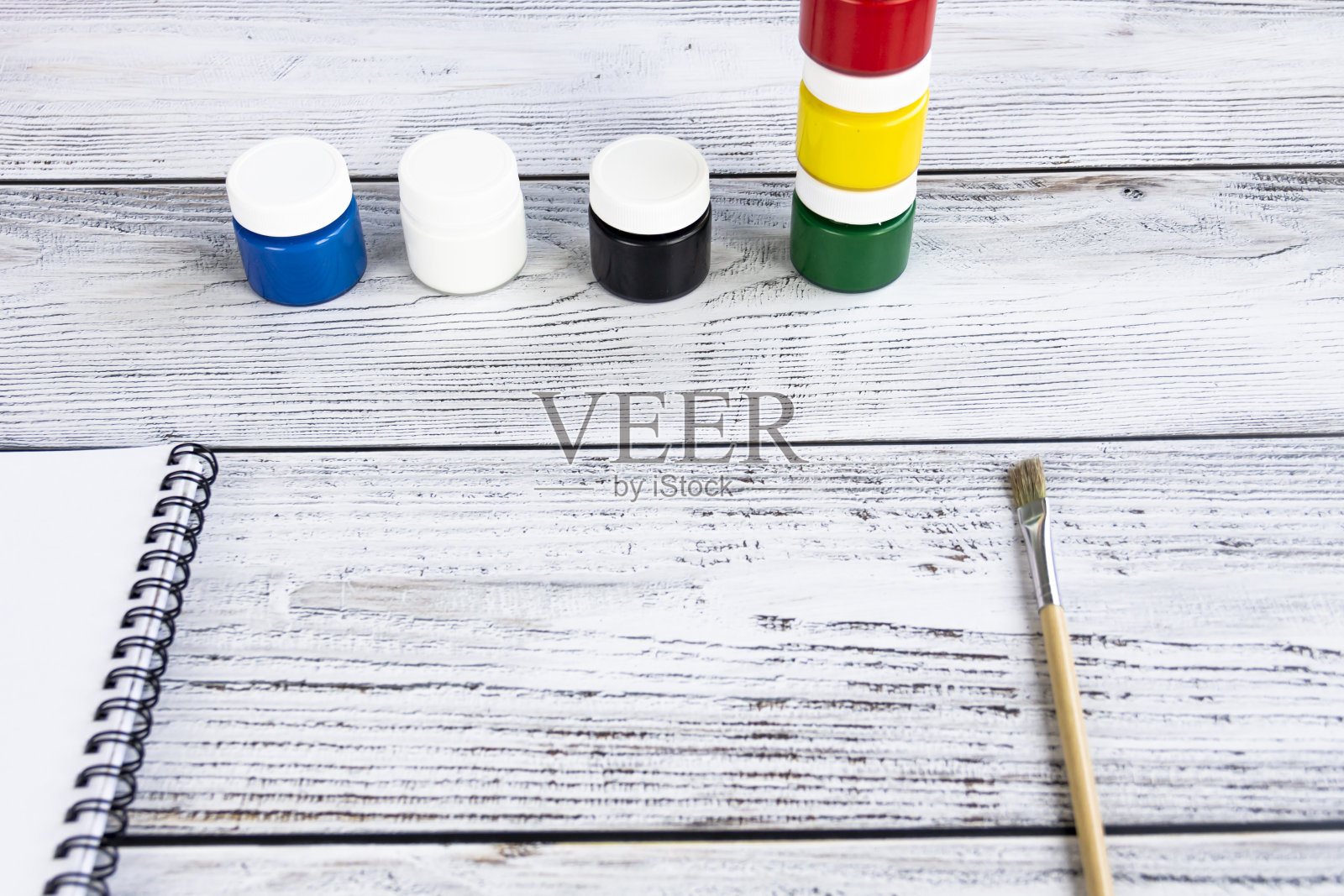 木制背景的办公、销售和学习用品。照片摄影图片