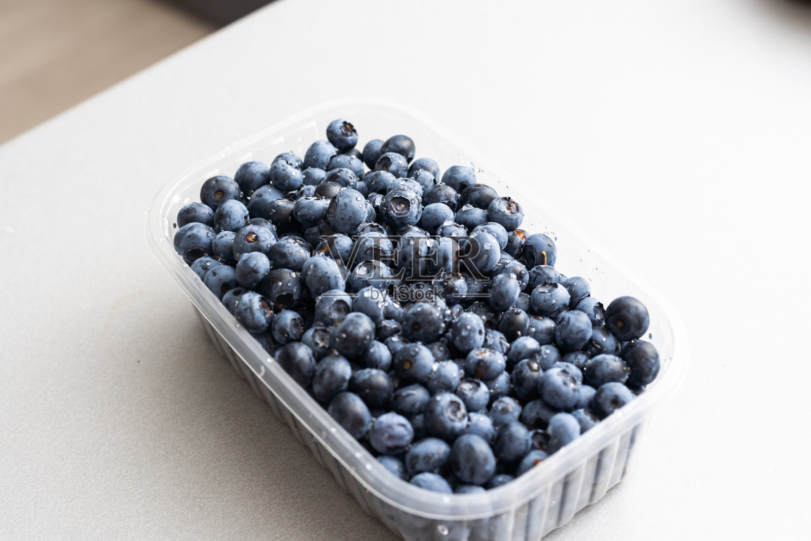 塑料容器里的蓝莓，新鲜的浆果。照片摄影图片