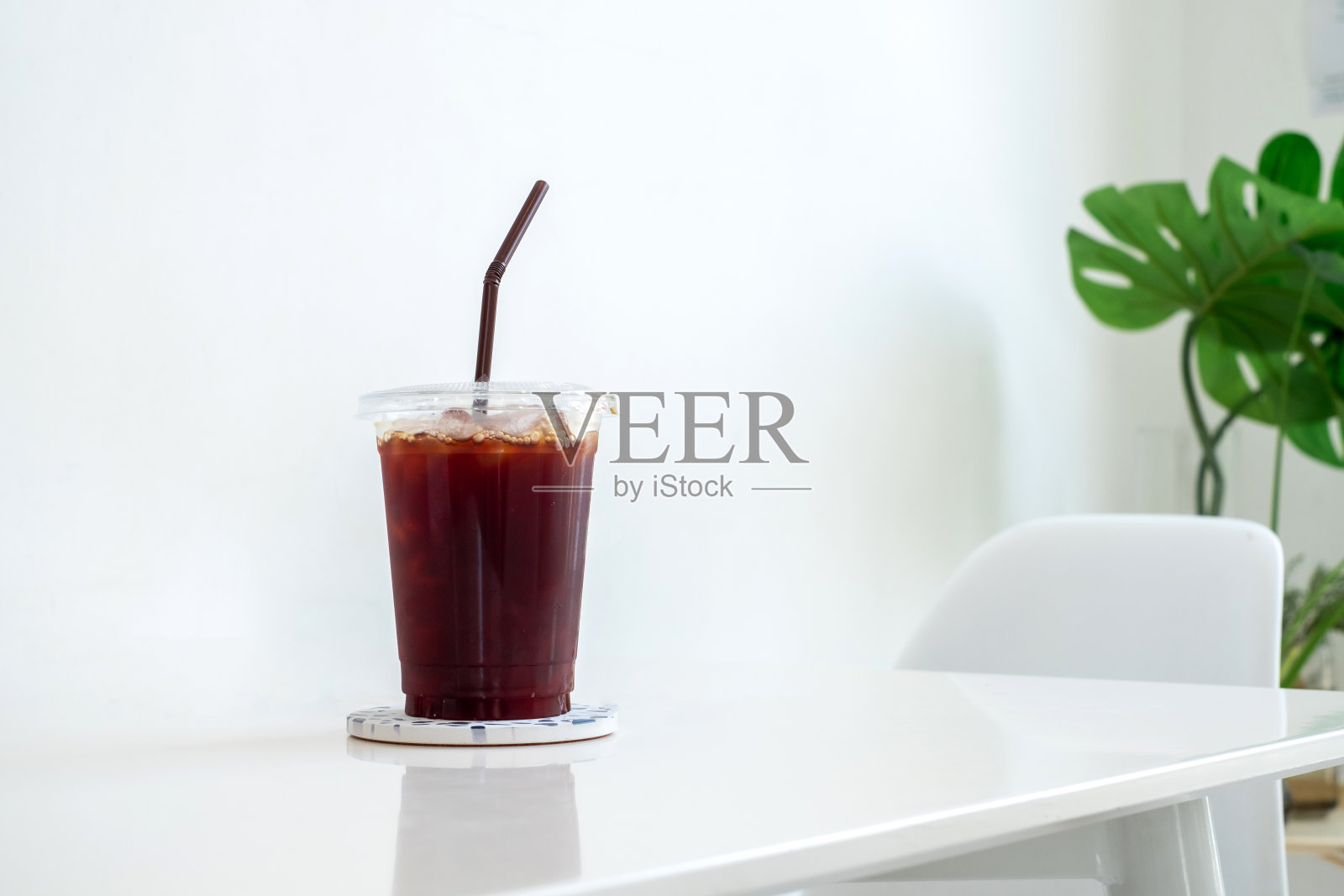 黑咖啡，咖啡白桌上塑料咖啡杯美式咖啡，餐饮健康理念，文案空间照片摄影图片