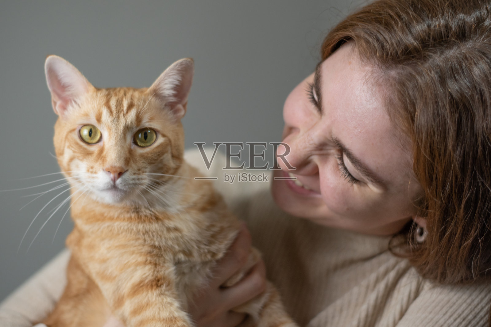 猫和女孩面对镜头照片摄影图片