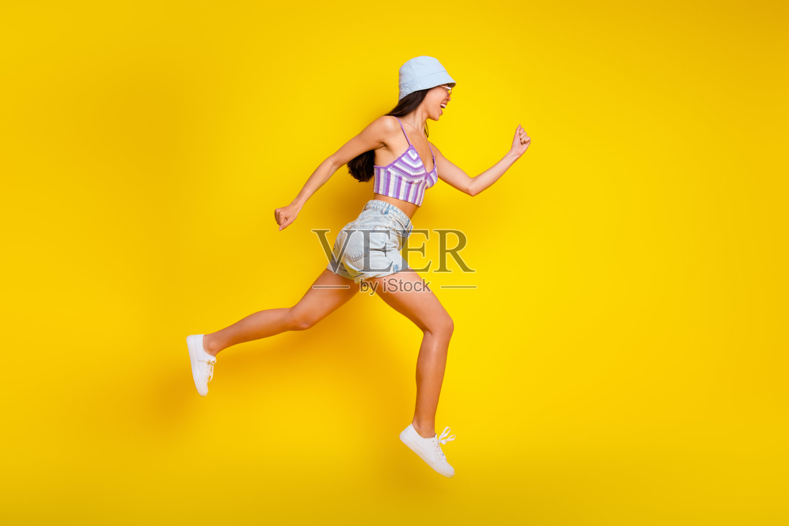 完整的照片可爱匆忙的女士穿条纹作物顶帽跳高跑快空空间孤立的黄色背景照片摄影图片