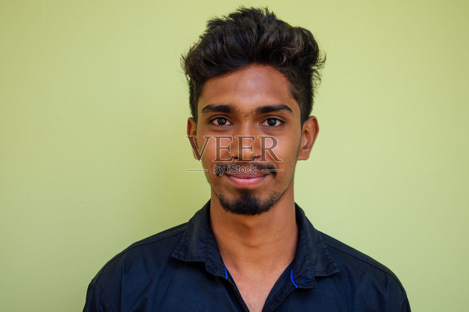 年轻的印度时尚男子摆着墨镜活跃的海滩度假在夏季快乐的果阿印度海滩。防晒防晒概念。照片摄影图片